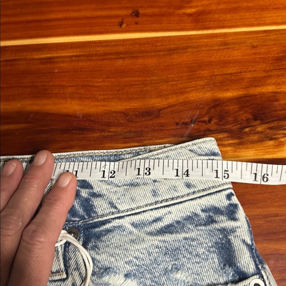 Frame Denim Le Simone Light Wash Shorts - Picture 4 of 5